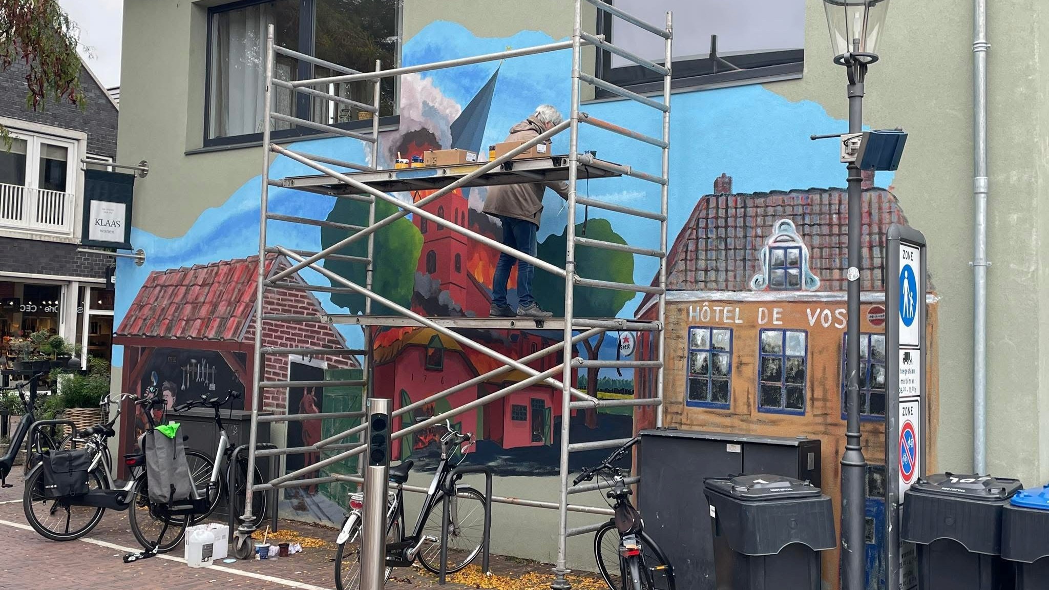 Foto: Nunspeet krijgt meer kleur: Muurschildering vertelt historie van het centrum